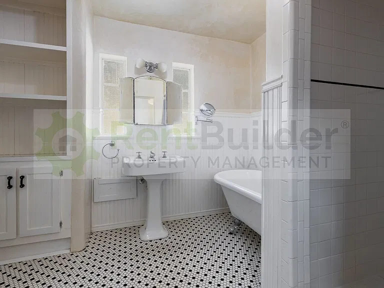411 Wellesley Dr SE #A — Photo 10