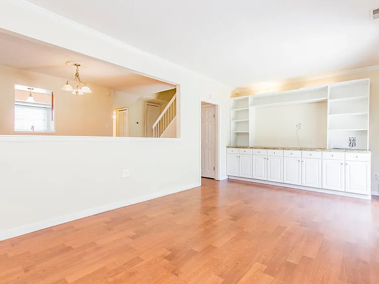 640 Counselor Sq — Photo 9