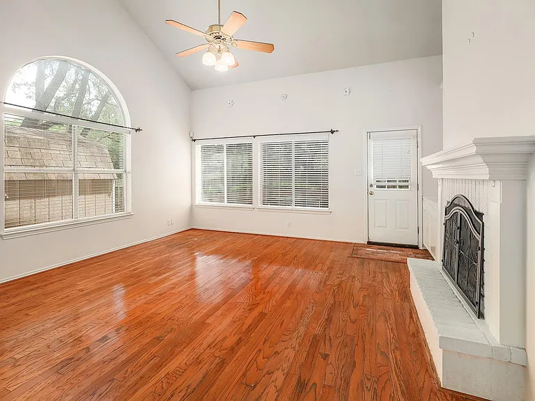 9401 Caracas Dr — Photo 3