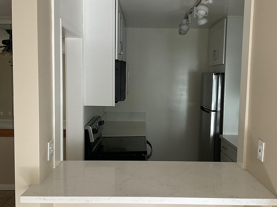 Kitchen with bar area