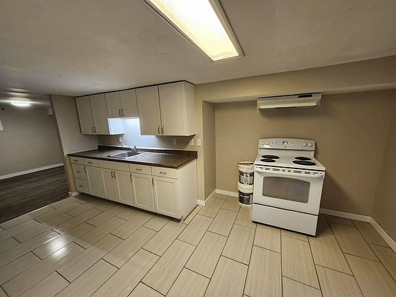 2nd image of 35 Elgin St S #3