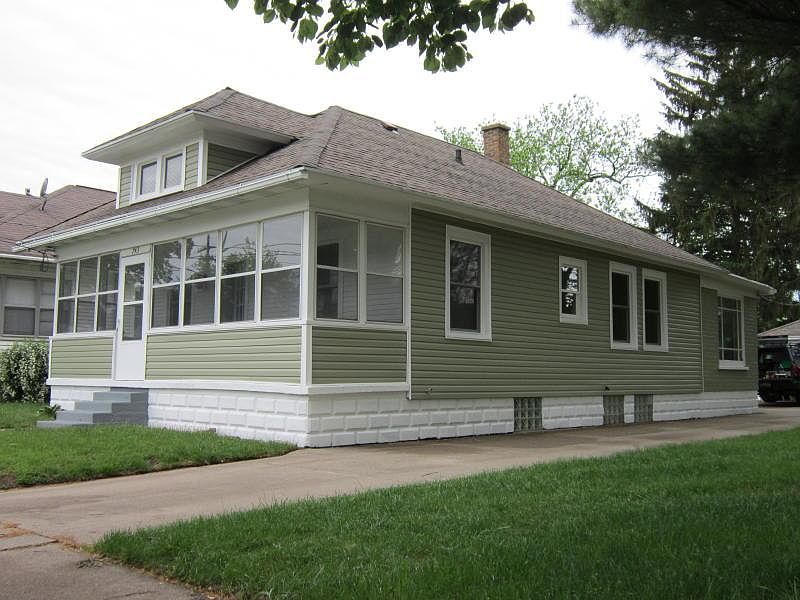 1st image of 743 Eleanor St NE