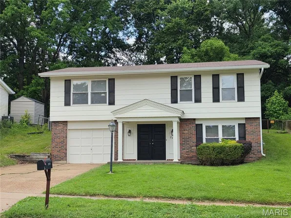 2379 Wesglen Estates Dr, Maryland Heights, MO 63043