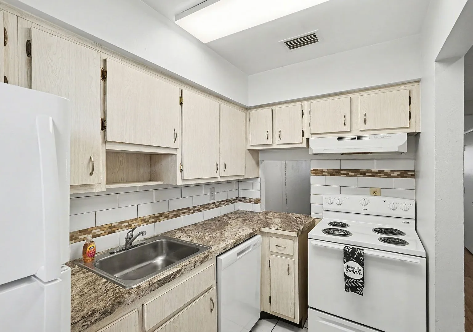 Oceania - 204 West Seminole Ave. — Photo 4
