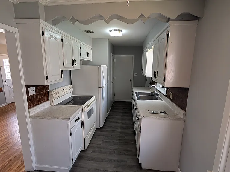 215 Edgewood Ave — Photo 8
