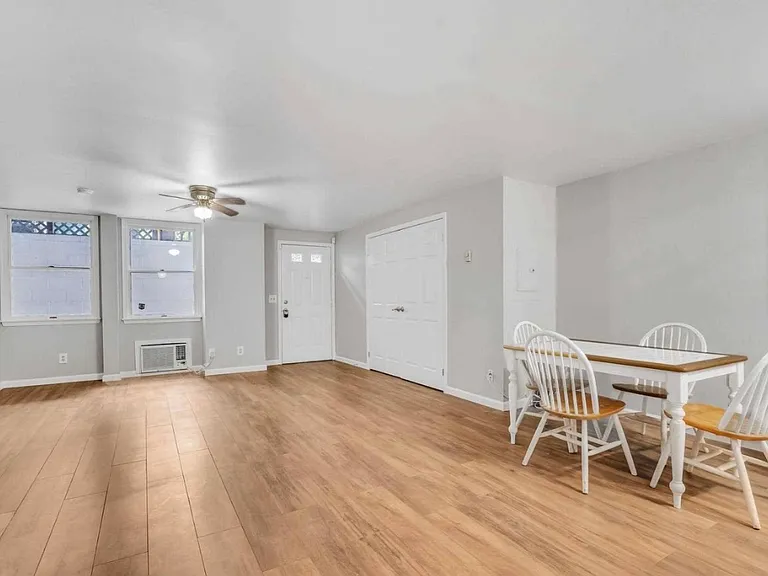 38 Willow Wood Sq — Photo 4