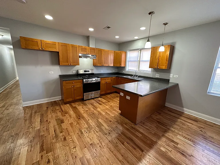 5728 S Prairie Ave — Photo 1