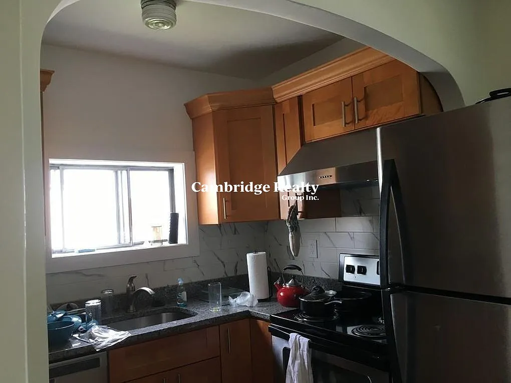 3 bed, 1.0 bath, 1050 sqft, $3,900 — Photo 2