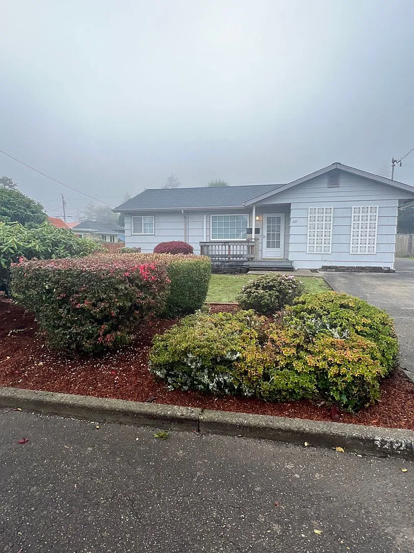 Bright & Spacious 3-Bedroom North Bend Home with Sunroom — Photo 1
