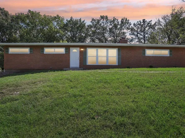 4610 De Chantal Dr, Saint Louis, MO 63128