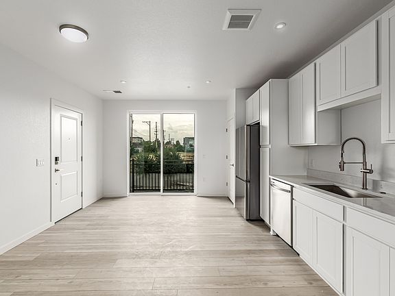 5th image of 1634 N Sheridan Blvd #205