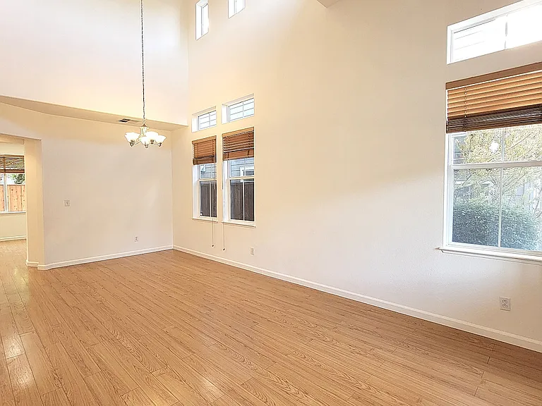 925 Gates St — Photo 5