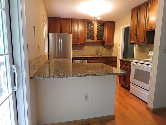 3rd image of 6 White Pine Ln