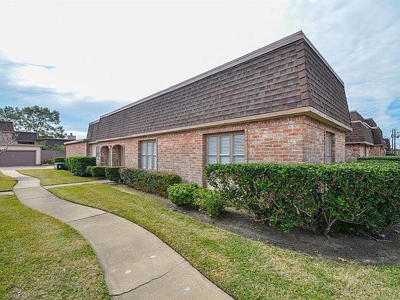3rd image of 2916 Camelot Ln