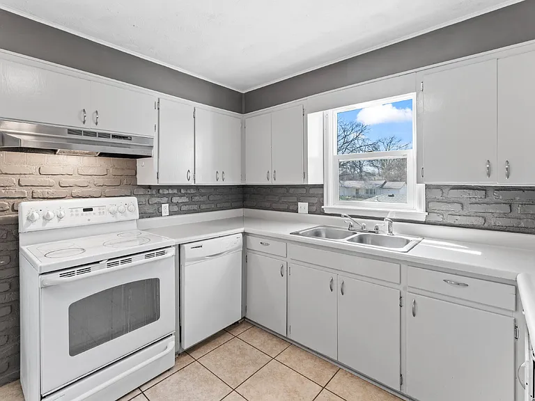 33085 W 82nd St — Photo 9