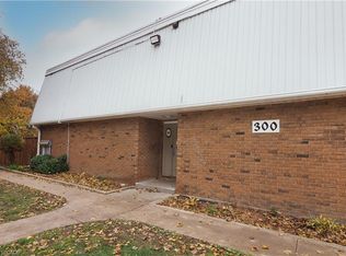 300 Traynor Ave #4, Kitchener, ON N2C2J1