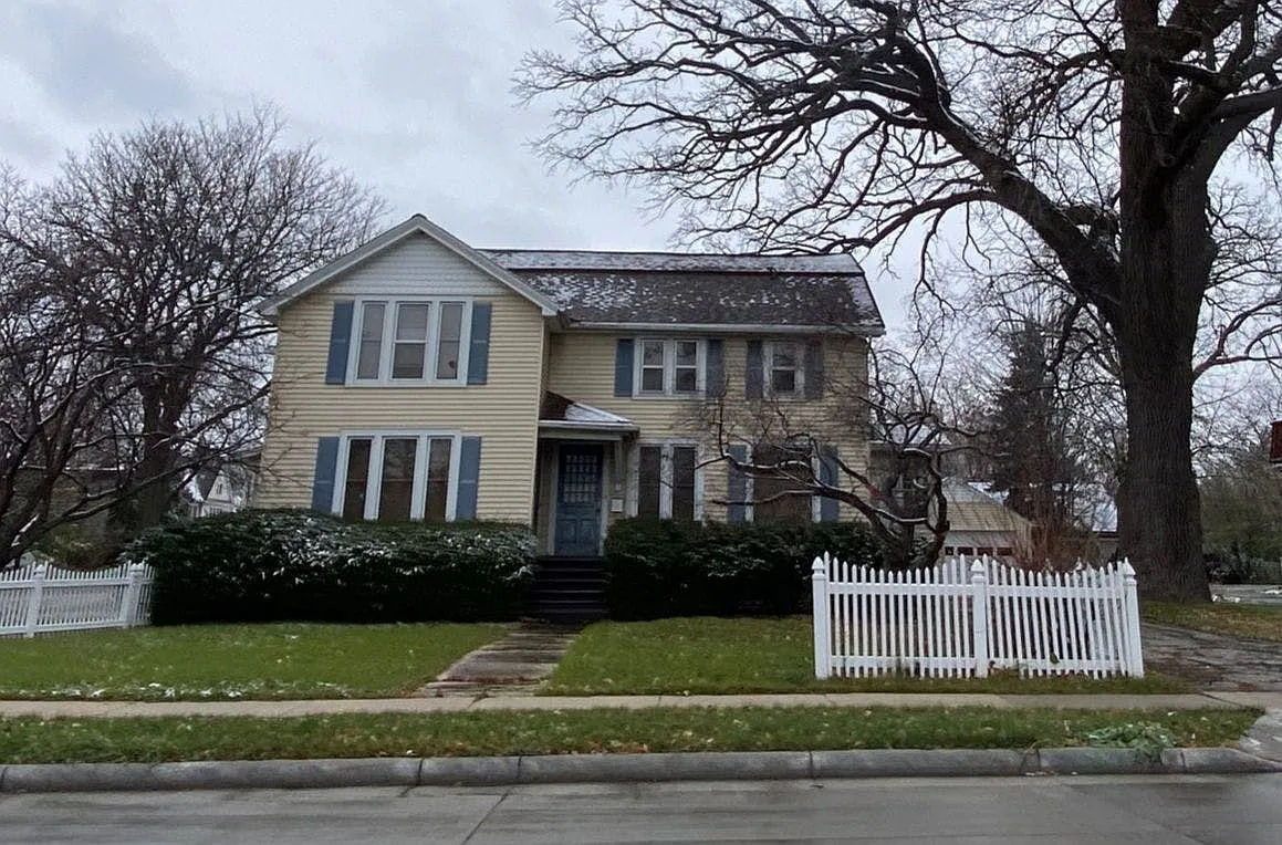 209 E Division St photo 1