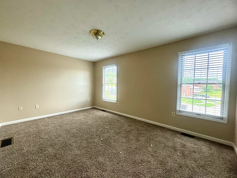 2031 Edgewood Dr — Photo 8