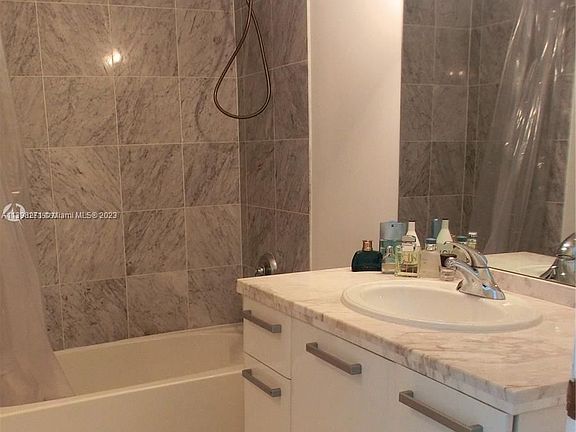 4th image of 253 NE 2nd St APT 231