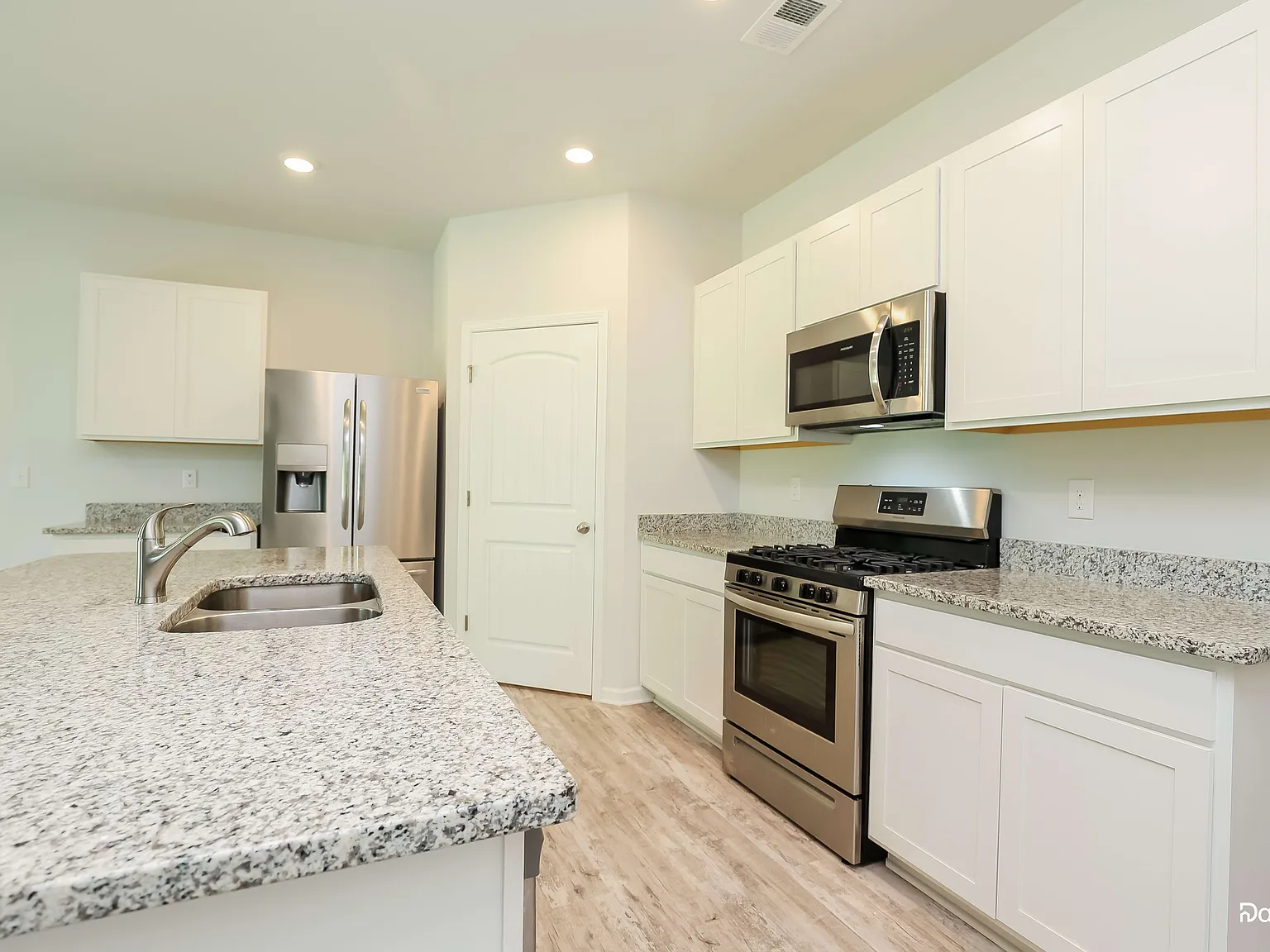 4 bed, 2.0 bath, 1783 sqft, $2,465 — Photo 4