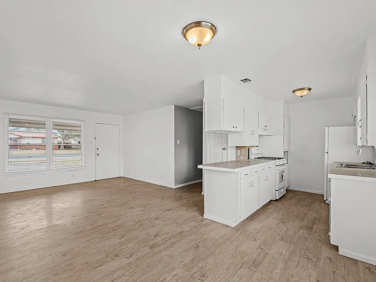 2612 E Auburn St — Photo 5