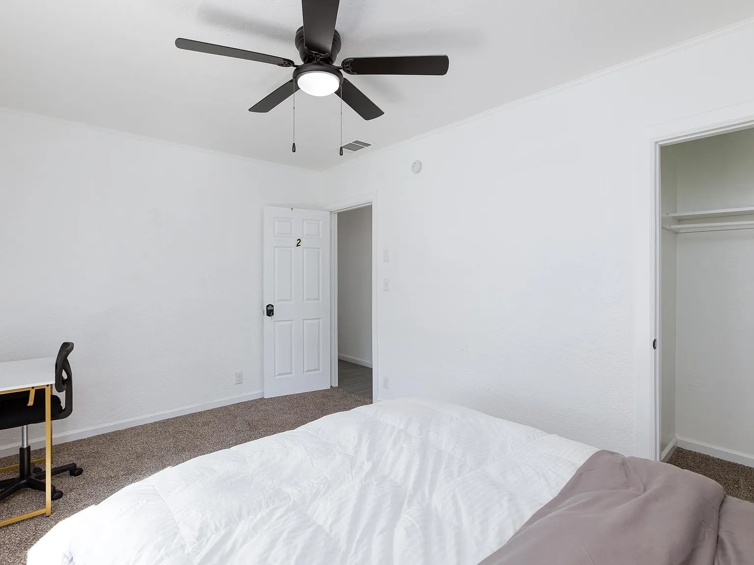 4 bed, 2.0 bath, 1376 sqft, $905 — Photo 2