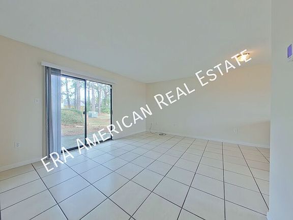 3rd image of 230 Oxford Ct
