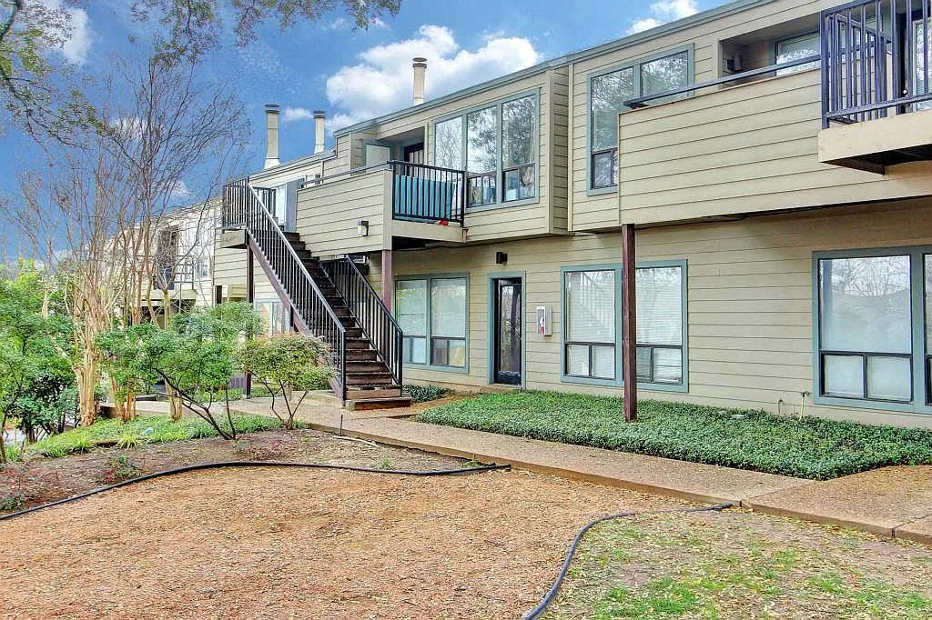 4 bed, 2.0 bath, 1141 sqft, $3,250 — Photo 1