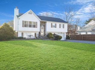 4 Apex Dr, Coram, NY 11727