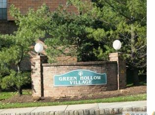 605 Green Hollow Dr #605, Iselin, NJ 08830