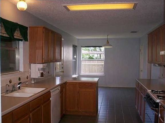 5th image of 708 Cactus Bend Dr