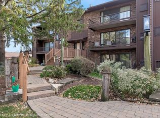 61 Pier Dr, Westmont, IL 60559