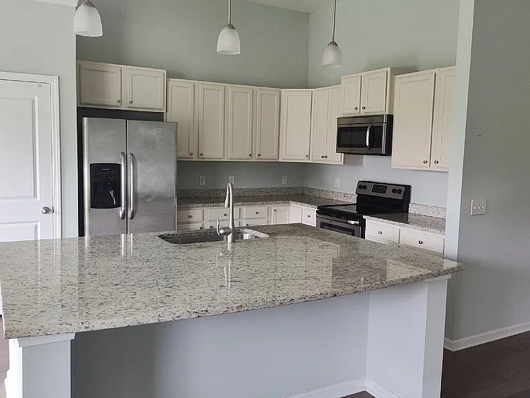 107 Westover Dr — Photo 3