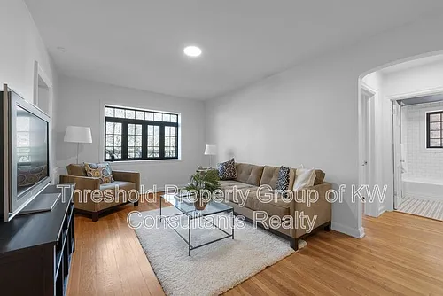 441 E Town St Photo 1
