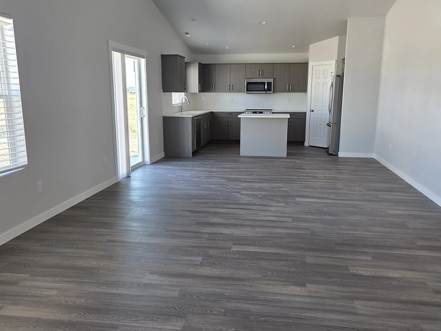 4 bed, 2025 sqft, $2,350 — Photo 3