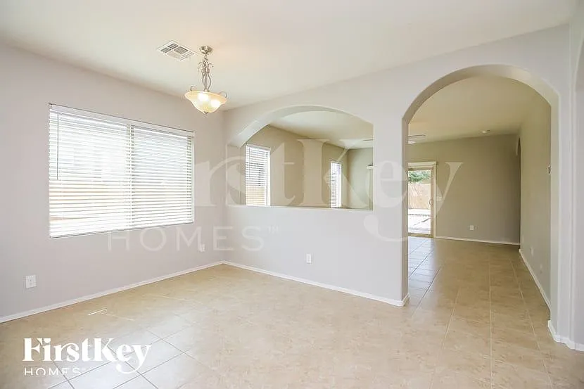 3 bed, 2.0 bath, 1831 sqft, $2,250 — Photo 4