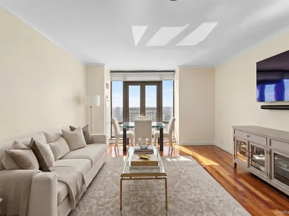 10 City Place #PH2C, White Plains, NY 10601