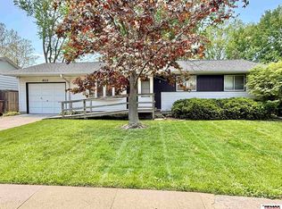 8215 Chestnut Ln, Lincoln, NE 68510