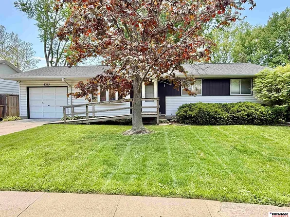 8215 Chestnut Ln, Lincoln, NE 68510