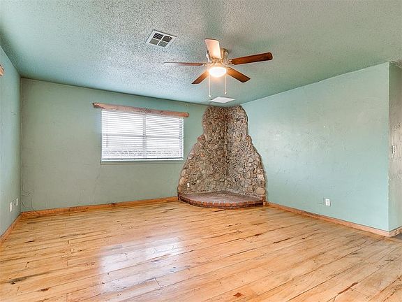 5th image of 323 Woodcrest Dr