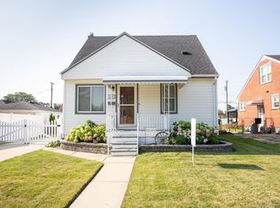 1529 Chestnut St, Wyandotte, MI 48192
