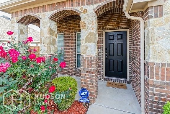 2nd image of 110 Honeysuckle Ln