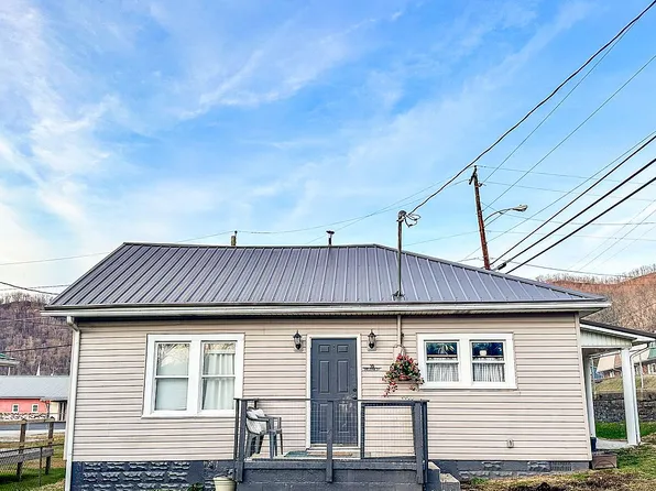 16 Helena St, Chapmanville, WV 25508