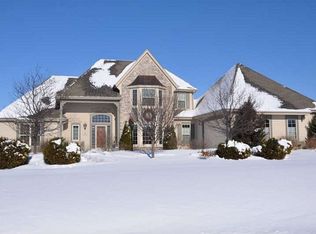 N61W28946 Parkside Pl, Hartland, WI 53029