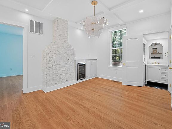 4th image of 405 Lyman Ave