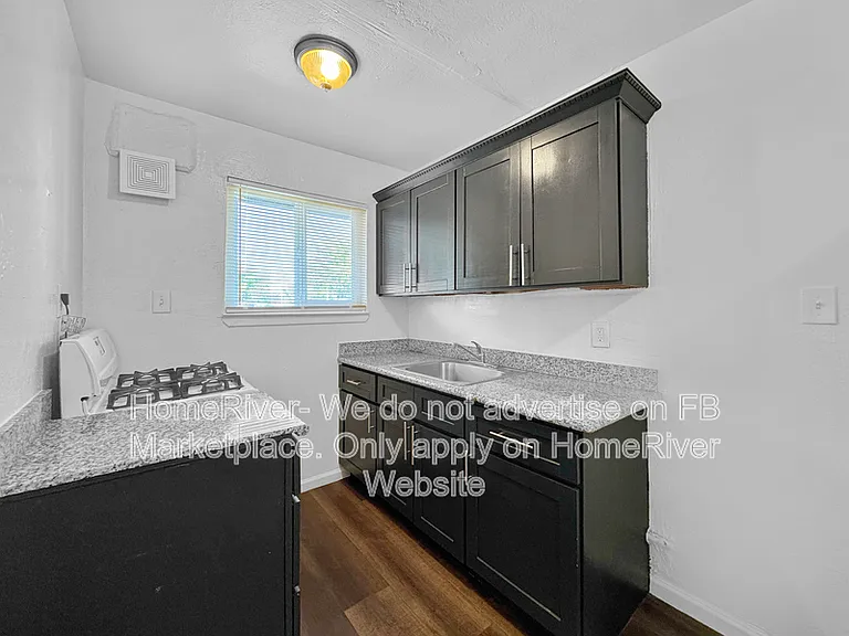 590 Las Palmas Ave #7 — Photo 6