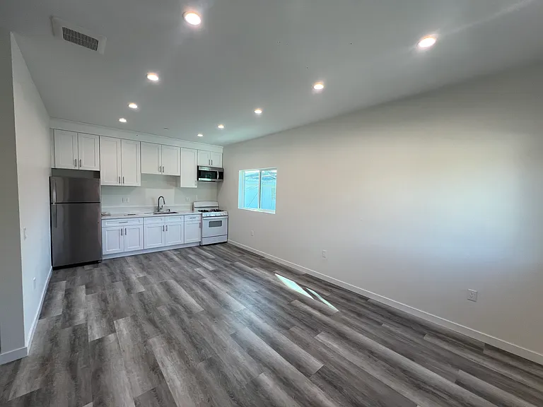 11616 Hamlin St — Photo 23