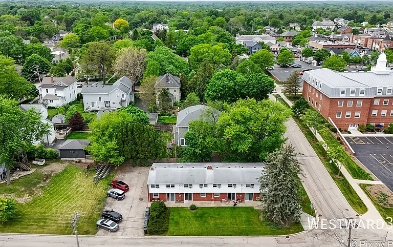 325 E Lake St — Photo 22