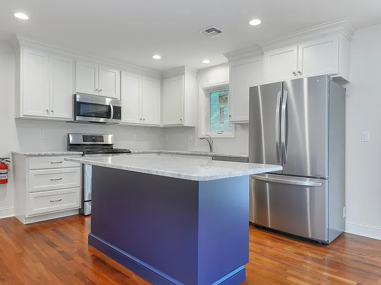 EAT-IN KITCHEN - another view