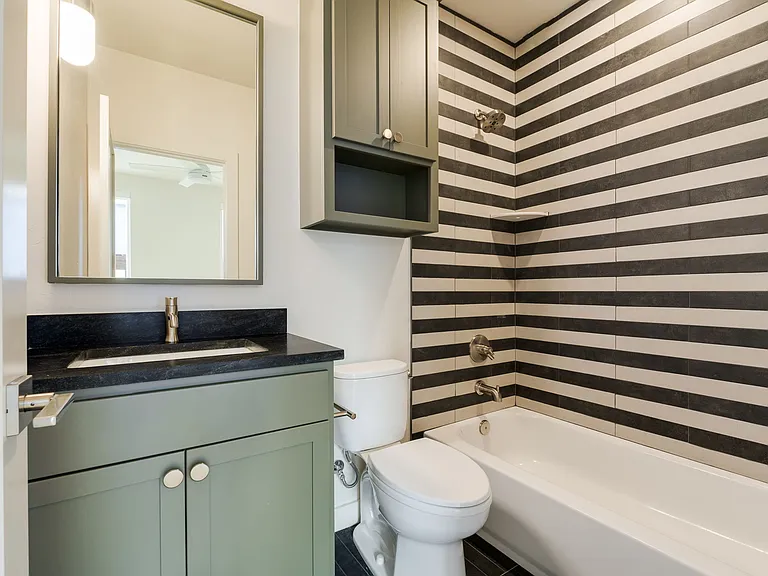 Primary bedroom en suite bathroom